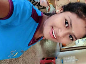 Naughty babe takes selfies to get off