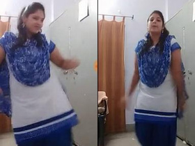 Desi babe with a big booty shakes and moves her curves
