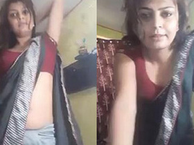 Desi aunty Puja flaunts her navel and cleavage in a sari