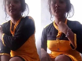 Soni, a horny bihari girl, takes a selfie while bathing
