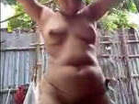 Desi girl soaps up in the bath