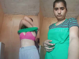 Indian girl flaunts her naked body in a steamy video