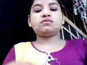 Desi girl flaunts her body in a steamy video