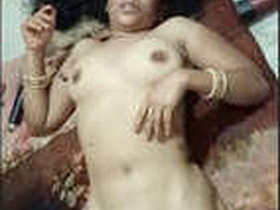 Desi bhabhi gives a blowjob and gets anal fucked