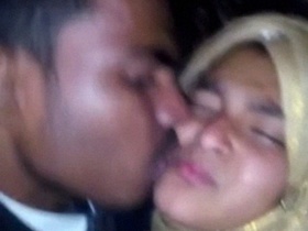 Amateur couple shares a steamy kiss in MMS video