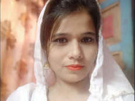 Indian girl flaunts her breasts in amateur video