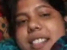 Desi aunty goes nude in solo video