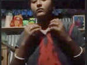 Desi bhabhi flaunts her breasts in a steamy video