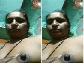 Horny Telugu bhabhi flaunts her body on video call