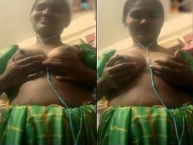 Desi bhabhi flaunts her sexy curves in a video call