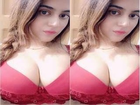Pornstar Pakistani babe captures her naked body in selfies
