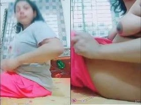 Naked Indian girl shows off her body in steamy video