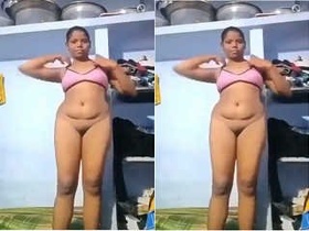 Tamil bhabhi from a small town flaunts her intimate parts
