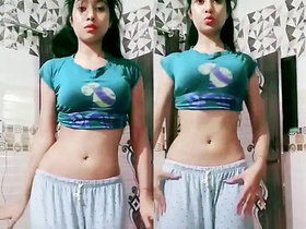 Desi babe's sensual dance and play with her pussy