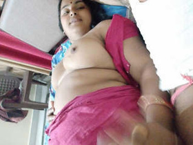 Horny bhabhi sends nude MMS to her lover
