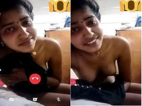 Cute Indian girl reveals her small boobs in a steamy video
