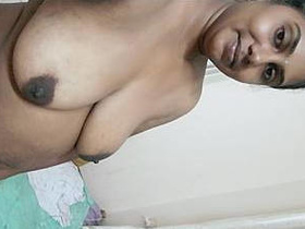 Indian aunty masturbates with her fingers and exposes her hot pussy