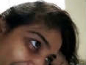 Indian girl gives a hot blowjob in video