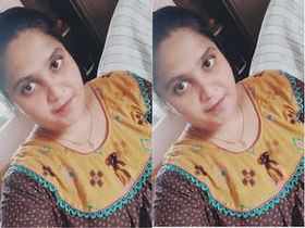 Amateur Indian bhabhi flaunts her boobs and pussy in HD video