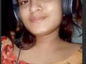 Indian girl flaunts her boobs and pussy in a steamy video