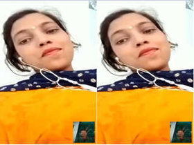 Exclusive video of Desi bhabhi flaunting her boobs and pussy on Facebook