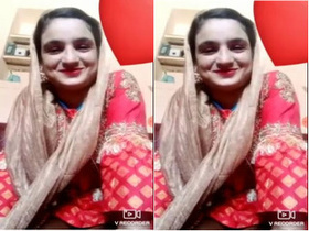 Pakistani amateur bhabhi flaunts her big boobs and pussy in exclusive video