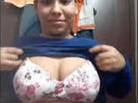 Desi beauty bares her assets and exposes her intimate parts