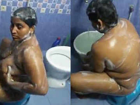 Tamil aunty in Chennai gets naked for a bath