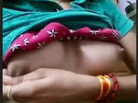 Desi girl pleasures herself with her fingers in this arousing video