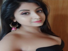 Sizzling babe flaunts her perky breasts