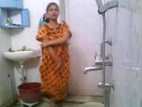 Girls in the hostel's bathroom send MMS