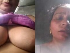 Mature desi woman flaunts her breasts and cleavage in a revealing bra