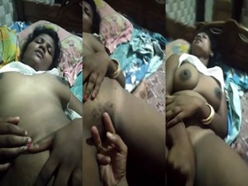 Desi's sore pussy gets wanked in MMS video