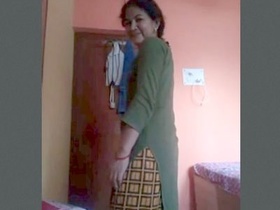 Indian bhabhi flaunts her big butt and boobs