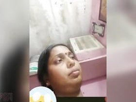Indian babe flaunts her boobs and masturbates in home video