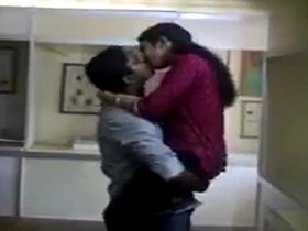 Indian office aunt from Kerala gets frisky in a sex clip