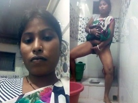 Bangladeshi mature wife pleasures herself with camera on