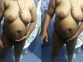 Chennai auntie strips down and gets wet in the shower