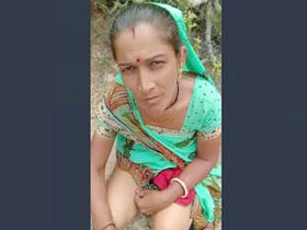 Randi from a Desi village gives a blowjob in the woods