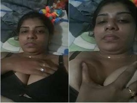 Desi bhabhi flaunts her big boobs on camera