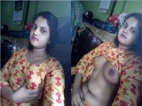 Indian babe masturbates with her fingers