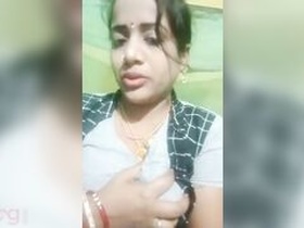 Lusty Indian bhabhi seductively reveals her intimate parts on camera