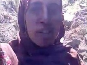 Pakistani mature aunty has outdoor sex with lover