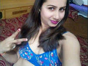 Indian girl sends explicit MMS to boyfriend