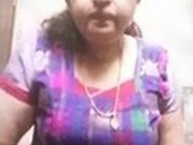 Desi aunty bares her breasts and flaunts her curves
