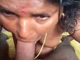 Mature Desi Bhabhi gives a blowjob in HD