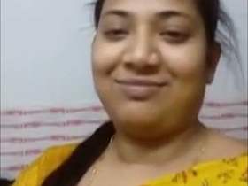 Bhabi auntie gets naked in the bathroom