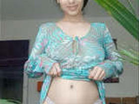 Beautiful woman returns with stunning nude selfies for her fans