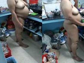 Indian Desi wife flaunts her XXX body in a seductive manner