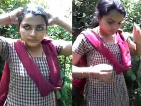 Indian college girl offers her breasts for the first time on the internet